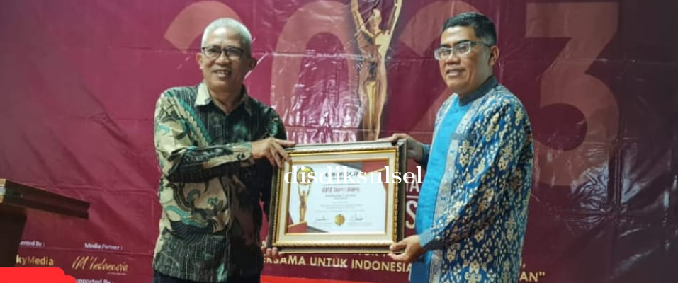 Kepala SMAN 1 Soppeng Dapat Penghargaan Indonesia Smart School Awords 2023